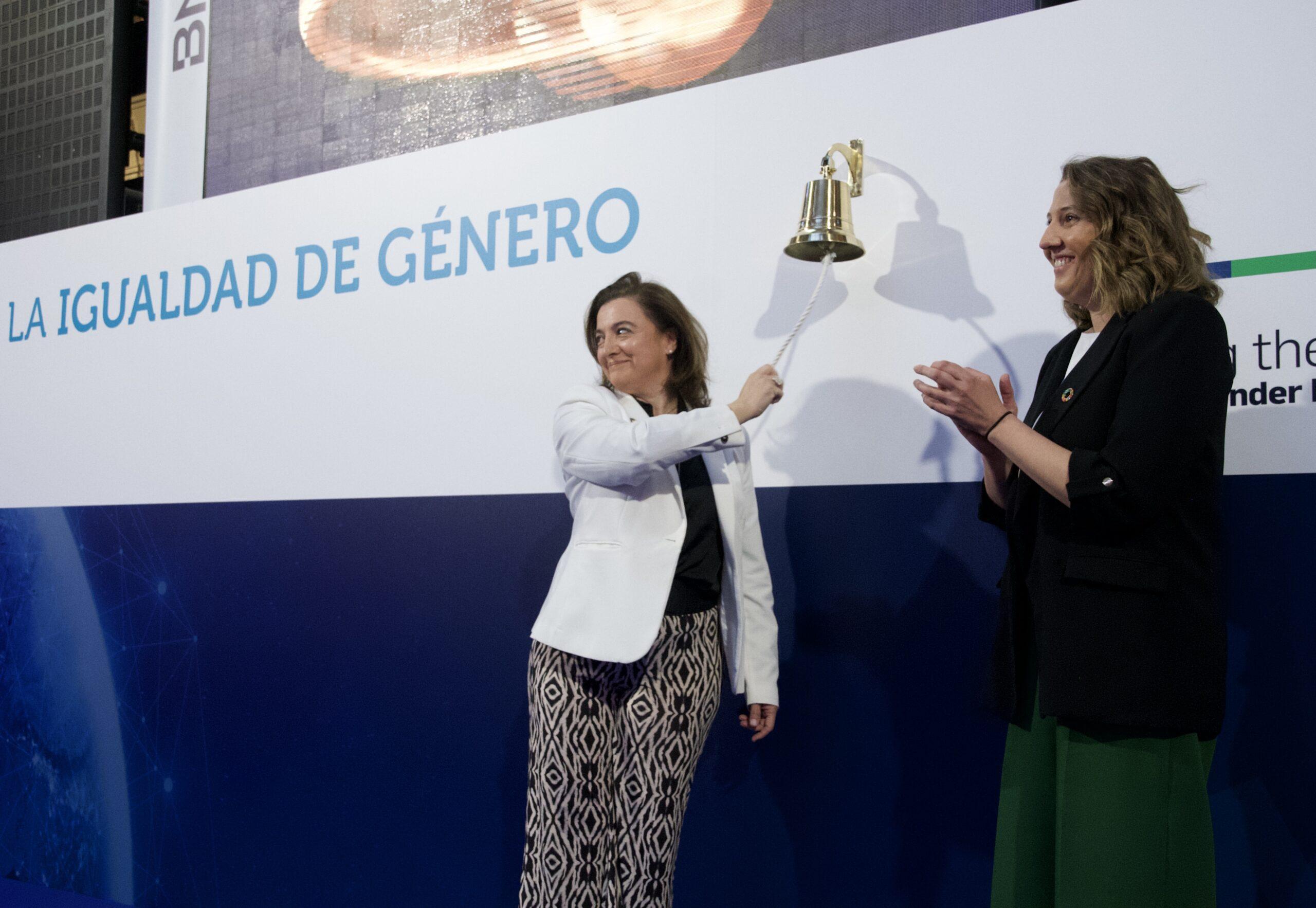 La Bolsa española reivindica el papel de la mujer en la economía mundial con un toque de campana en el Día Internacional de la Mujer